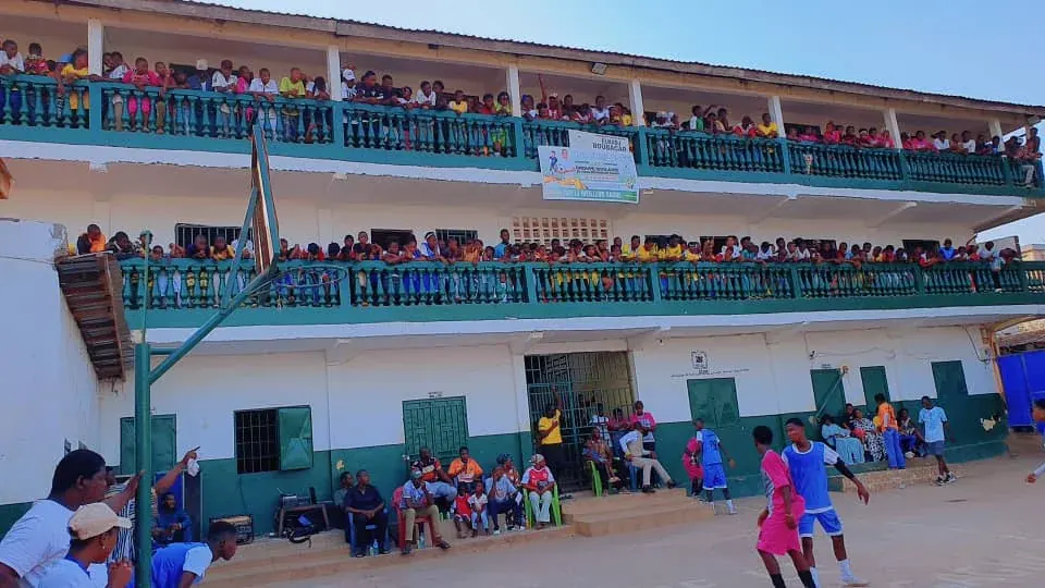 Élèves du Groupe Scolaire El Hadj Boubacar Diaby pendant une activité scolaire